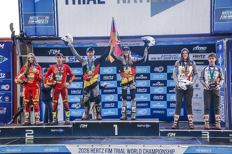 Siegerehrung der „Challenge des Nations“: Das deutsche Mixed-Team feiert den Weltmeistertitel auf dem ersten Platz, Spanien wird Zweiter und Tschechien Dritter.