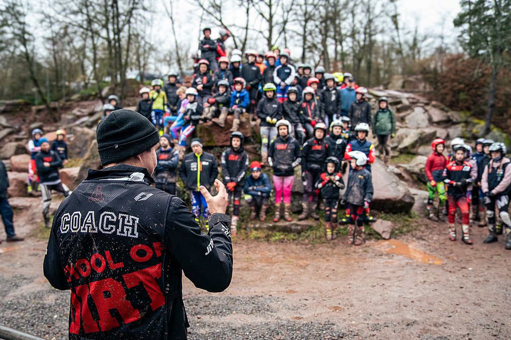 Trial Landeskadervergleichsmaßnahme Großheubach 2026 Trainer vor großer Gruppe Trialfahrern im Hintergrund