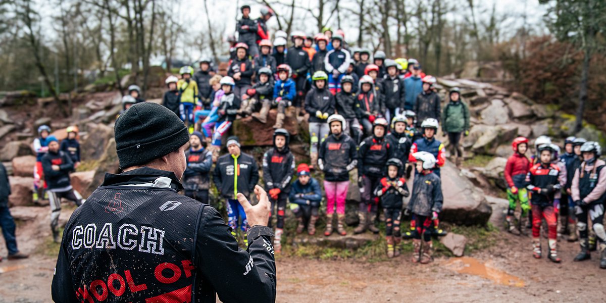 Trial Landeskadervergleichsmaßnahme Großheubach 2026 Trainer vor großer Gruppe Trialfahrern im Hintergrund