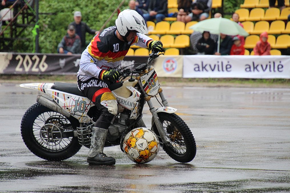 Deutschlands Motoball-Spieler im Regen bei der Europameisterschaft 2026 in Skuodas.