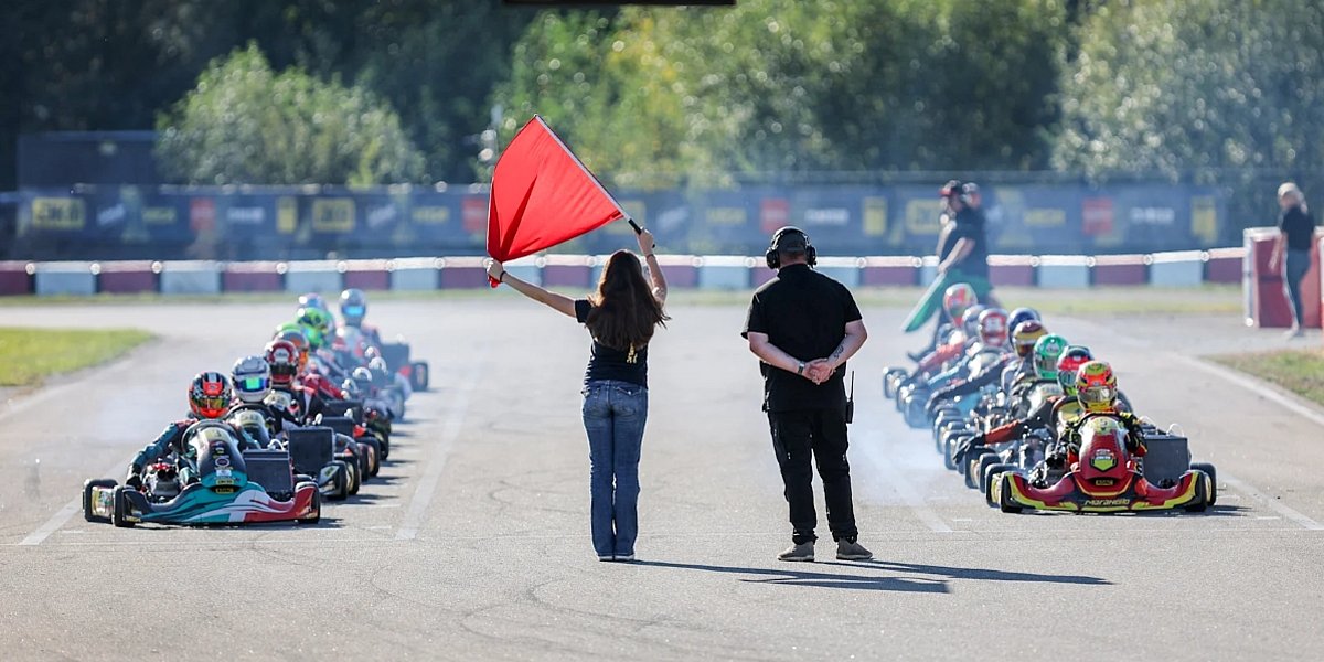Die knappste Titelentscheidung gab es in der DKM Starterfeld der DKM steht auf der Start-Ziel und wartet auf die grüne Flagge