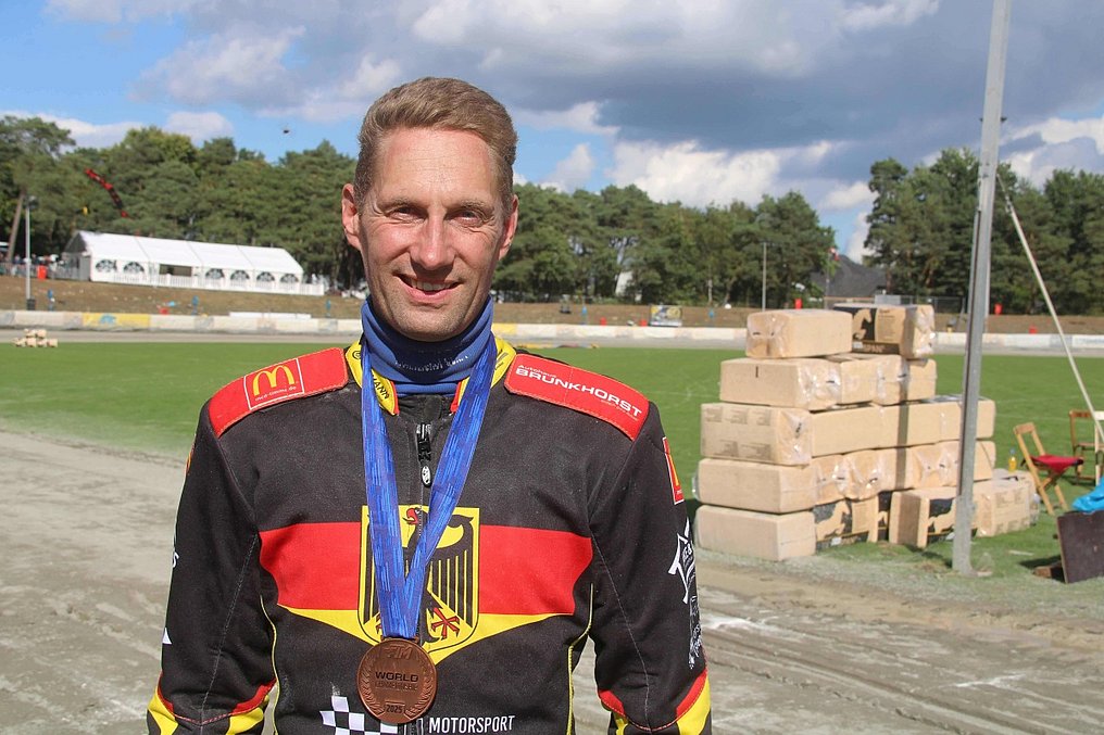 Jörg Tebbe mit Bronzemedaille der deutschen Nationalmannschaft bei der Langbahn-Team-Weltmeisterschaft 2025 Jörg Tebbe mit Bronzemedaille der deutschen Nationalmannschaft bei der Langbahn-Team-Weltmeisterschaft 2025