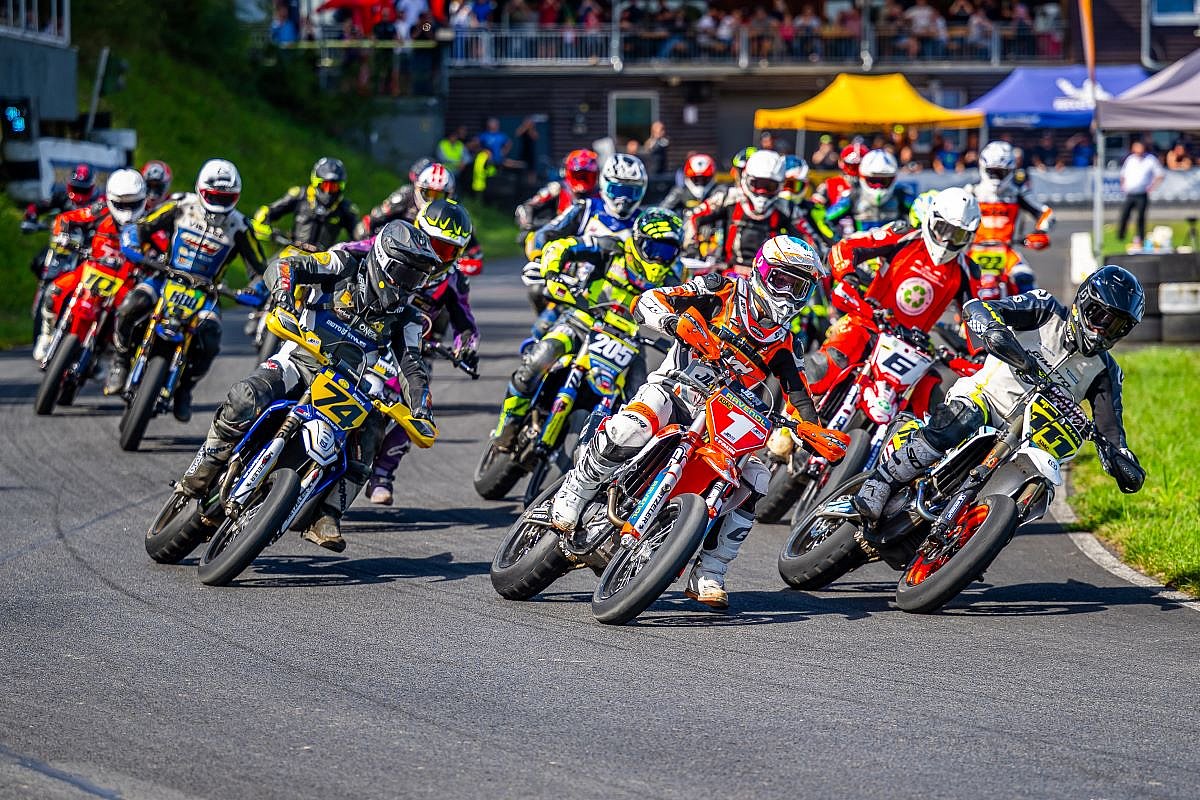 SuperMoto IDM Schaafheim 2025, Zweikampf zwischen Claas #111 und Deitenbach #1
