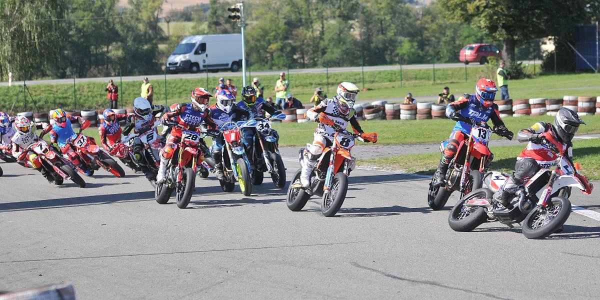 Supermoto Bikes beim Start ins Rennen auf einer Asphaltstrecke