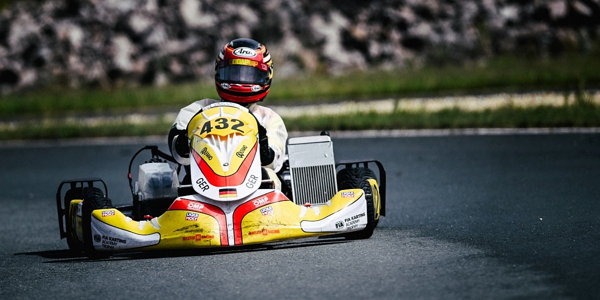 Constantin Papst, FIA Academy Trophy Senior in Mülsen 2026 Constantin Papst im Kart bei der FIA Academy Trophy Senior in Mülsen, aufgenommen von vorne auf der Rennstrecke.