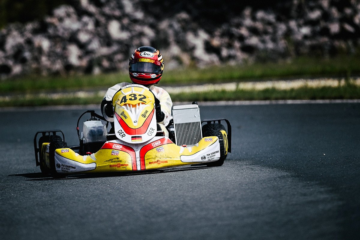 Constantin Papst im Kart bei der FIA Academy Trophy Senior in Mülsen, aufgenommen von vorne auf der Rennstrecke.