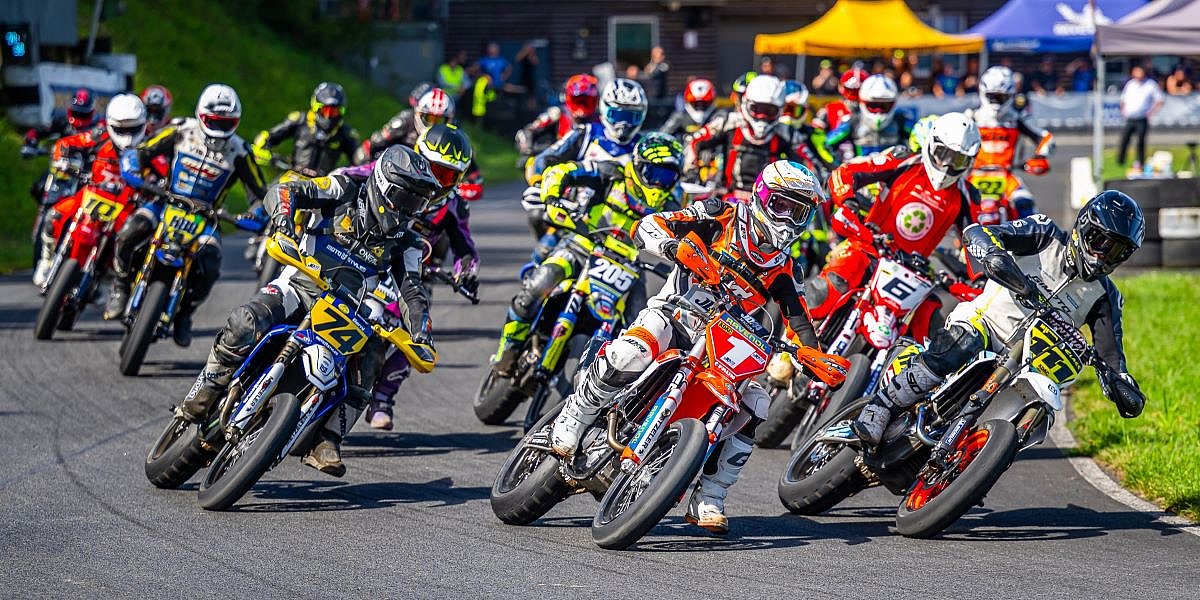 SuperMoto IDM Schaafheim 2025, Zweikampf zwischen Claas #111 und Deitenbach #1