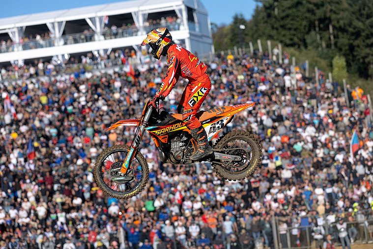 Tom Koch fand einen versöhnlichen Abschluss Tom Koch im Sprung auf seinem Motorrad auf der Rennstrecke