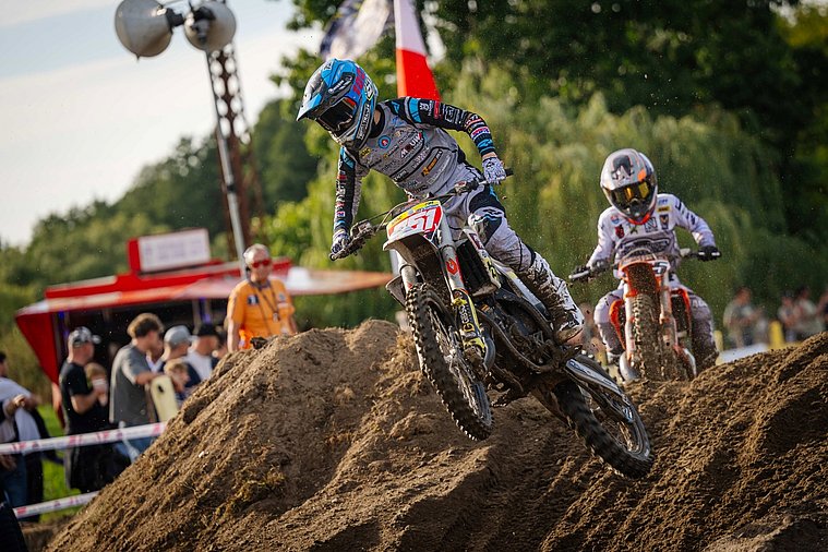 Martins krönt sich zum Champion Zwei Motorradfahrer dicht hintereinander im Rennen