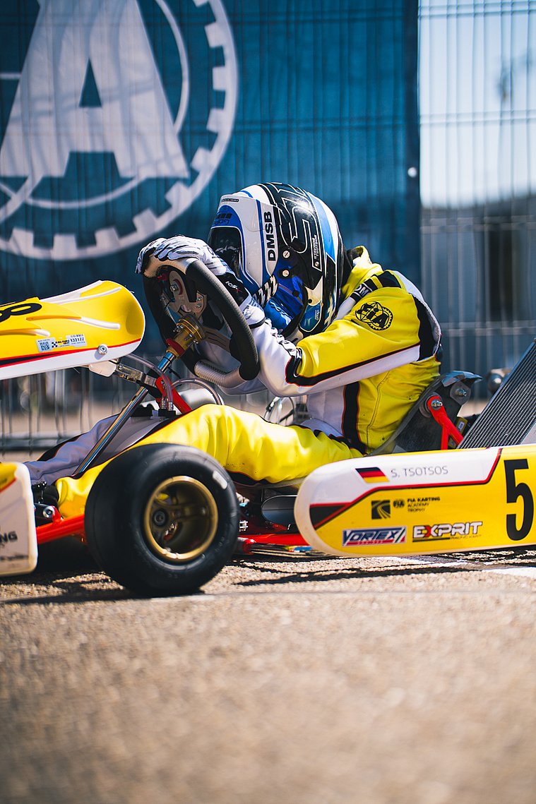 Stavros Tsotsos Francia im Kart, konzentriert am Lenkrad während der FIA Karting Academy Trophy.