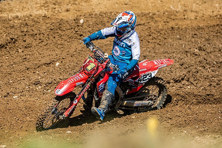 Papenmeier verteidigt ihren Titel souverän Papenmeier fahrend auf ihrem Motorrad im Rennen