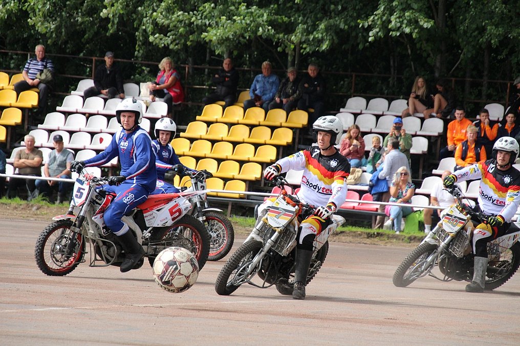 Motoball-Spieler während eines Spiels bei der Europameisterschaft 2026 in Skuodas, Deutschland gegen Frankreich vor Zuschauern.