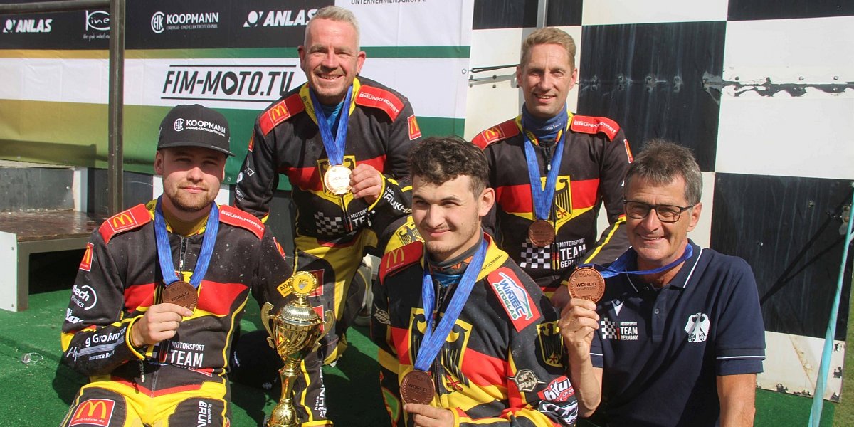 Mit Bronze kehrte die deutsche Nationalmannschaft 2025 von der „Longtrack of nations“ nach Hause. Gruppenfoto Deutsche Nationalmannschaft der „Longtrack of nations“ 2025 mit Bronzemedaillen