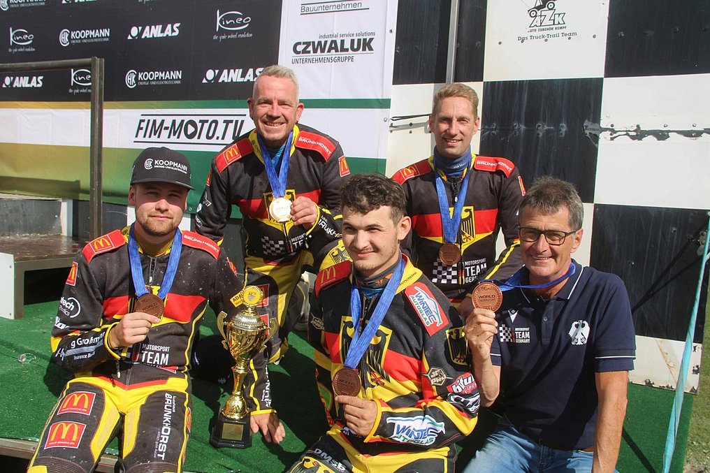 Mit Bronze kehrte die deutsche Nationalmannschaft 2025 von der „Longtrack of nations“ nach Hause. Gruppenfoto Deutsche Nationalmannschaft der „Longtrack of nations“ 2025 mit Bronzemedaillen