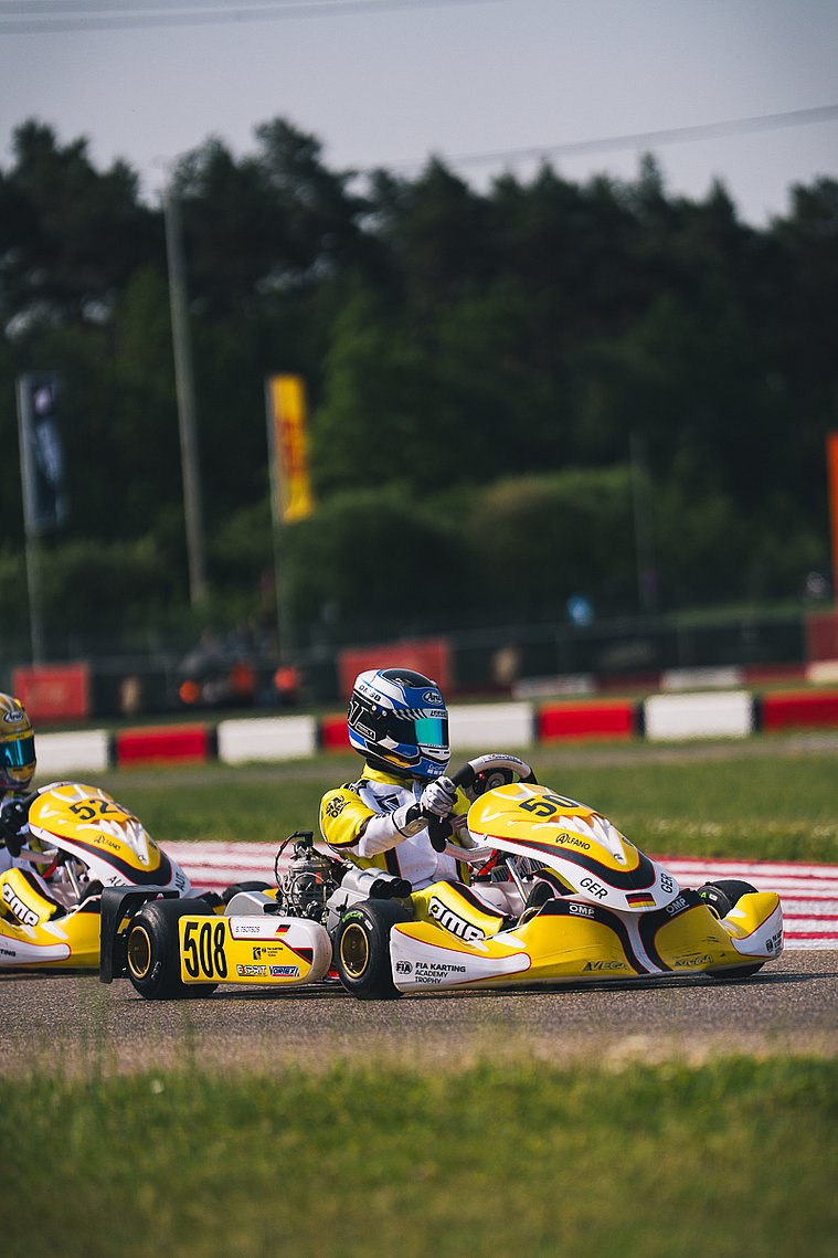Gelbes Kart von Stavros Tsotsos Francia im Rennbetrieb der FIA Karting Academy Trophy, mit Konkurrenten im direkten Umfeld.