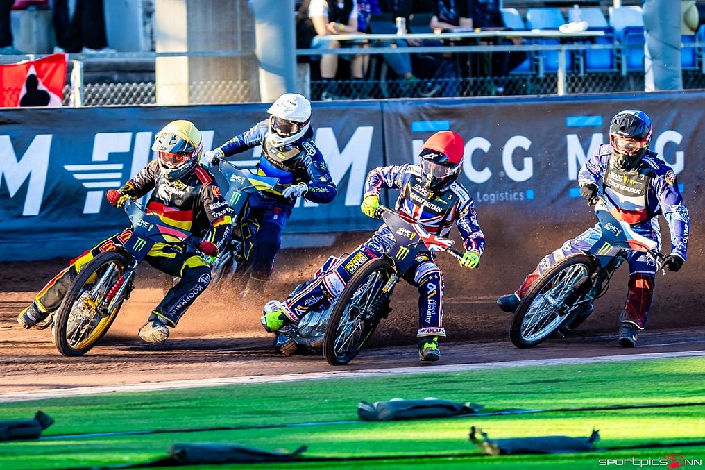 FIM Speedway World Cup 2026 Halbfinale in Landshut: Fahrer des Motorsport Team Germany Speedway in Führung vor Großbritannien Action-Szene aus dem FIM Speedway World Cup 2026 Halbfinale in Landshut: Fahrer des Motorsport Team Germany Speedway in Führung vor Großbritannien auf der Speedway-Bahn.