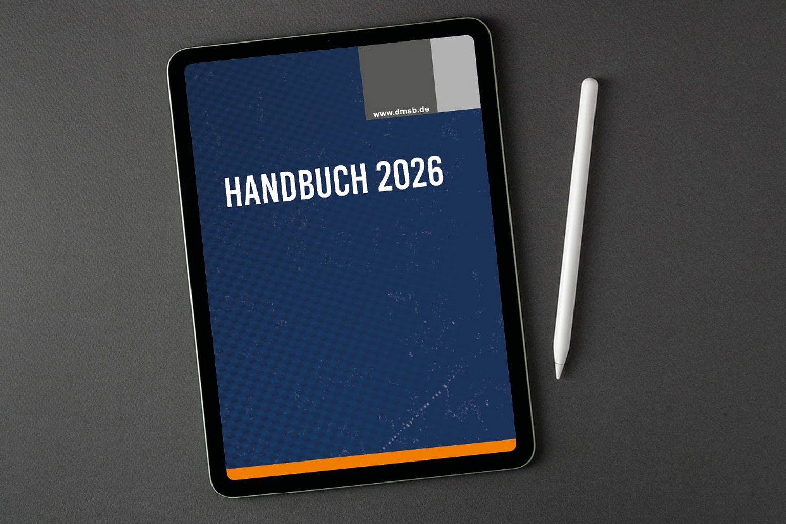 Ein Tablet, auf dessen Bildschirm HANDBUCH 2026 angezeigt wird, neben einem weißen Stift auf einer dunklen Fläche.