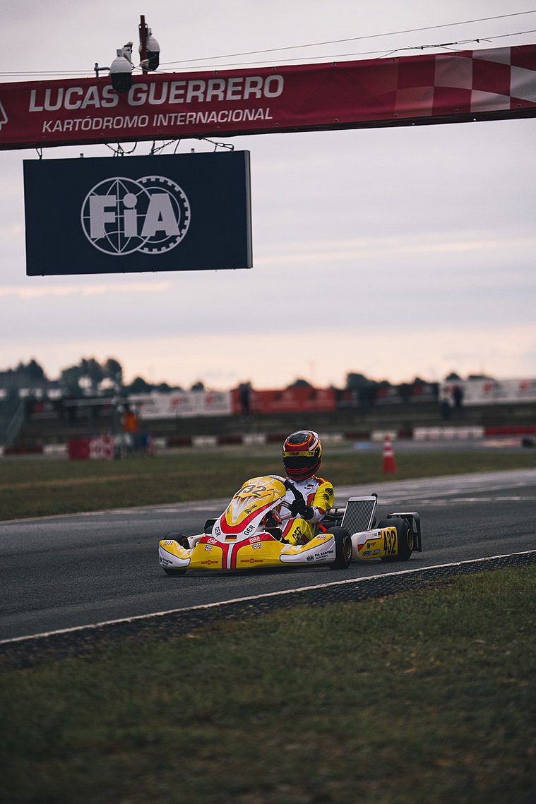 FIA Karting Academy Trophy Senior, Valencia 2026 – Constantin Papst Constantin Papst im gelben Kart Nummer 432 auf der Rennstrecke Lucas Guerrero in Valencia. FIA-Schild im oberen Bildrand.