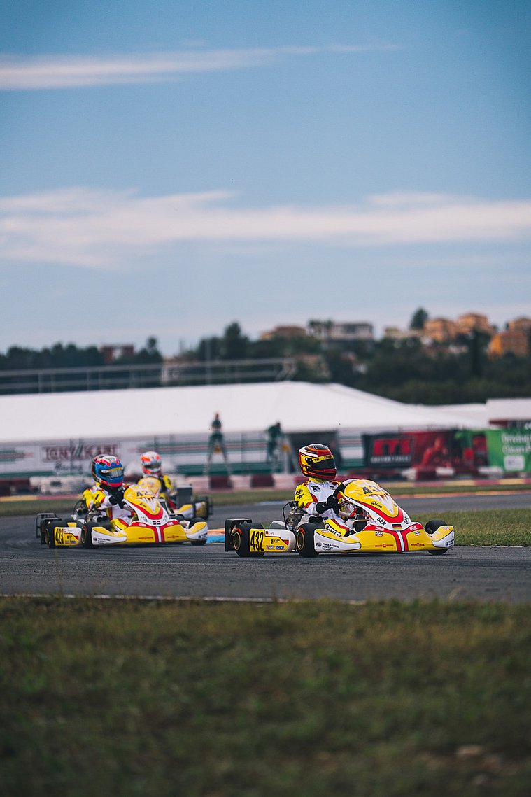 FIA Karting Academy Trophy Senior, Valencia 2026 – Constantin Papst FIA Karting Academy Trophy auf der Rennstrecke in Valencia: Mehrere Kartfahrer in gelb-weißen Karts fahren durch eine Kurve, im Vordergrund Deutschland Constantin Papst.