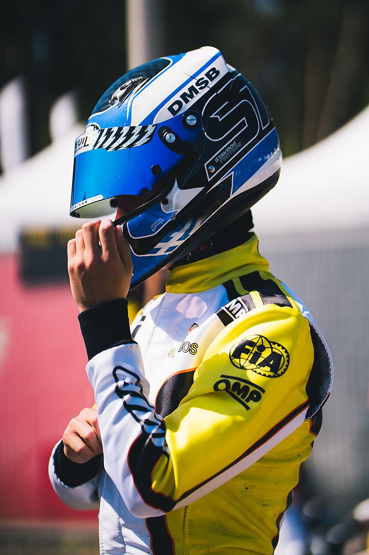 Stavros Tsotsos Francia beim Anziehen des Helms vor seinem Einsatz in der FIA Karting Academy Trophy.