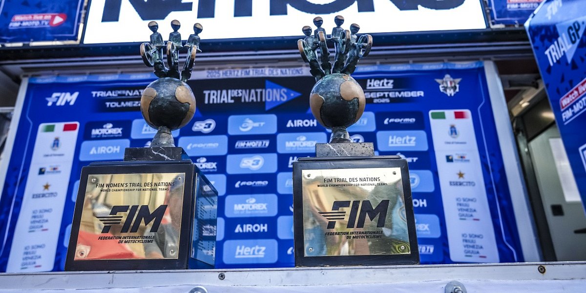 Bühne mit Pokalen der FIM Women's Trial des Nations und der FIM Trial des Nations 2025
