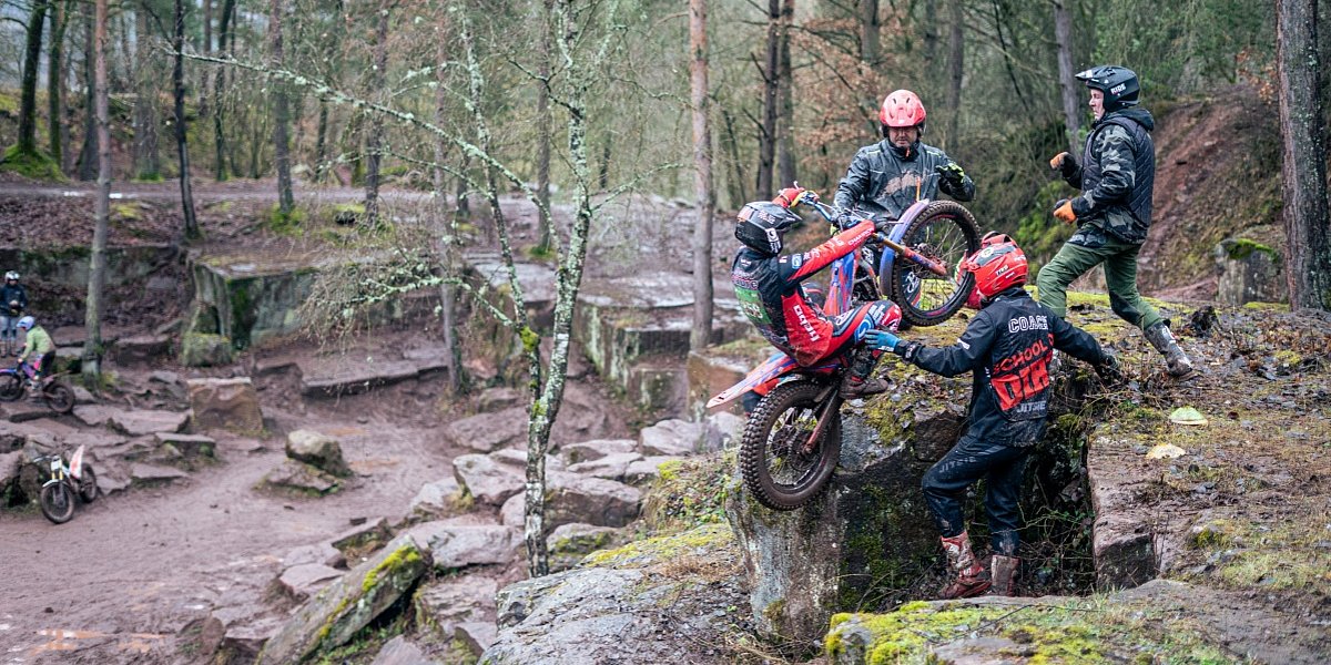 Trial Training Großheubach 2026 Motorrad-Trial mit mehreren Personen an einer felsigen Waldstrecke