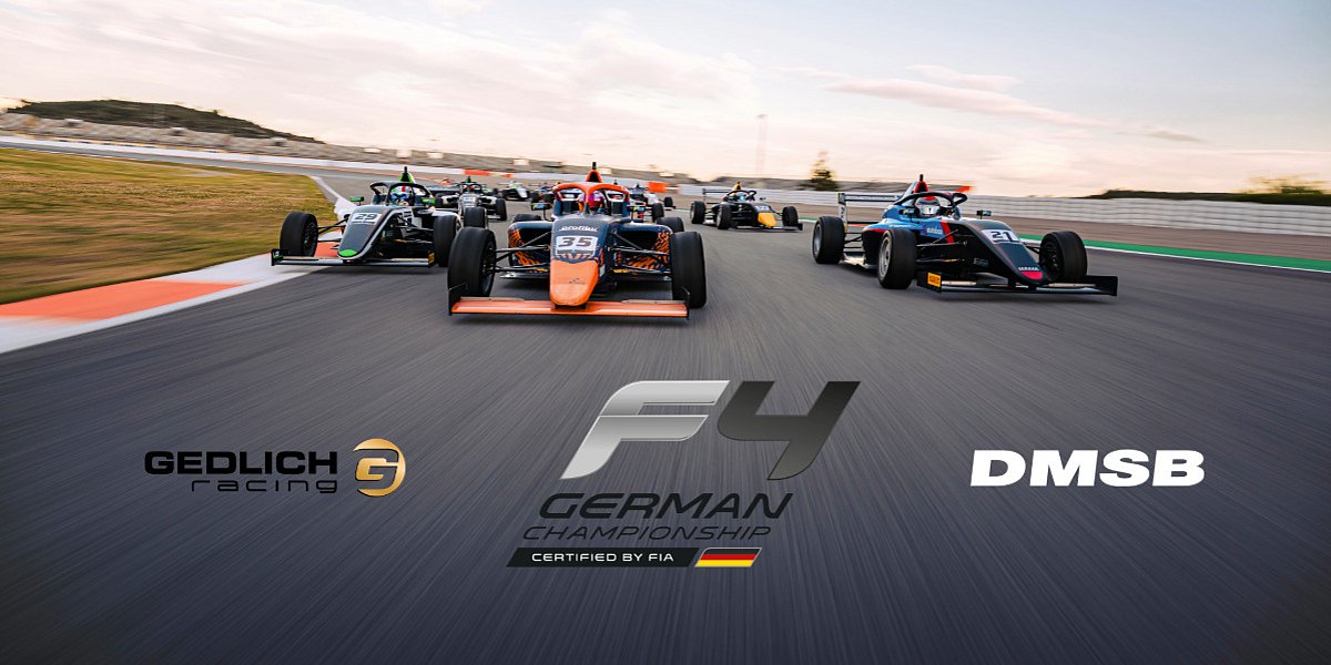 Formel 4 Fahrzeuge auf einer Rennstrecke. Logos der F4 Germany Championship certified by FIA, Gedlich Racing, DMSB.