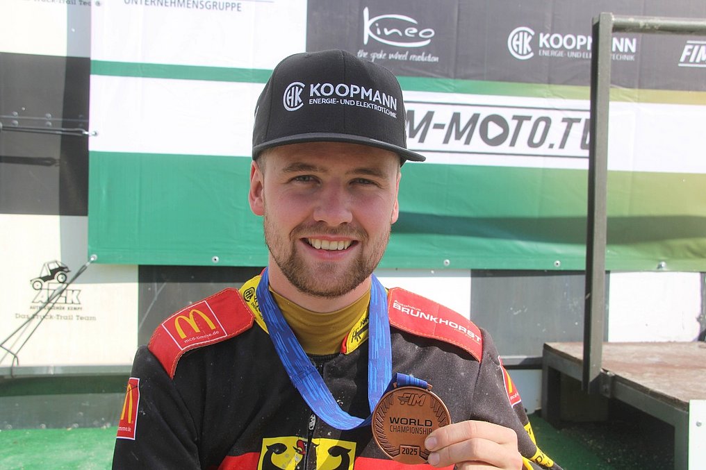 Lukas Fienhage mit Bronzemedaille der deutschen Nationalmannschaft bei der Langbahn-Team-Weltmeisterschaft 2025 Lukas Fienhage mit Bronzemedaille der deutschen Nationalmannschaft bei der Langbahn-Team-Weltmeisterschaft 2025