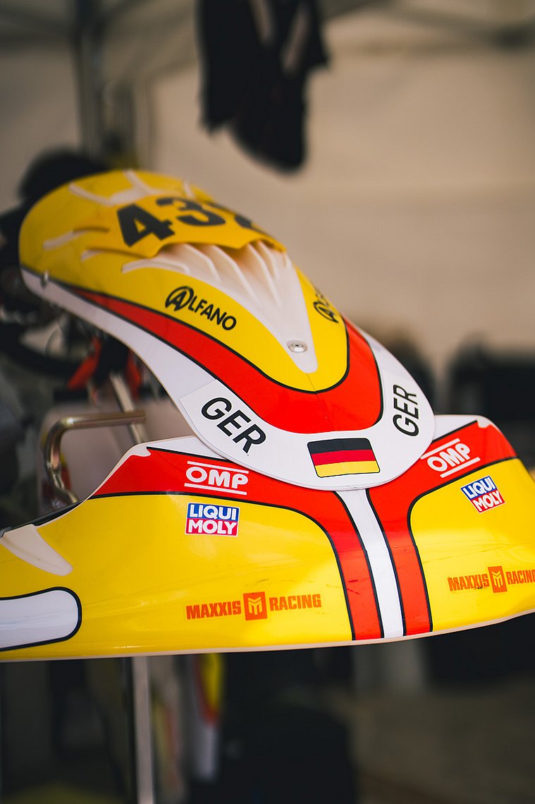 FIA Karting Academy Trophy Senior, Valencia 2026 – Constantin Papst Nahaufnahme eines gelb-weißen Karts mit deutscher Kennzeichnung in der FIA Karting Academy Trophy.