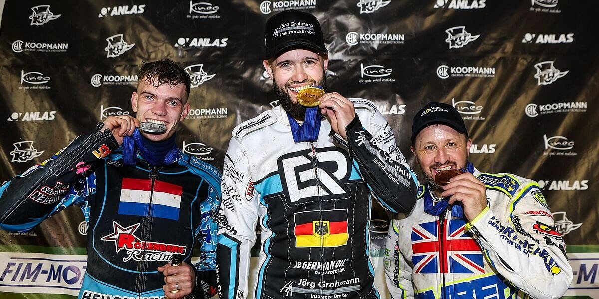 Erik Riss, FIM Long Track World Champion 2026 Erik Riss (Mitte) feiert seinen dritten Langbahn-WM-Titel gemeinsam mit Vizeweltmeister Dave Meijerink (links) und dem WM-Dritten Chris Harris (rechts).