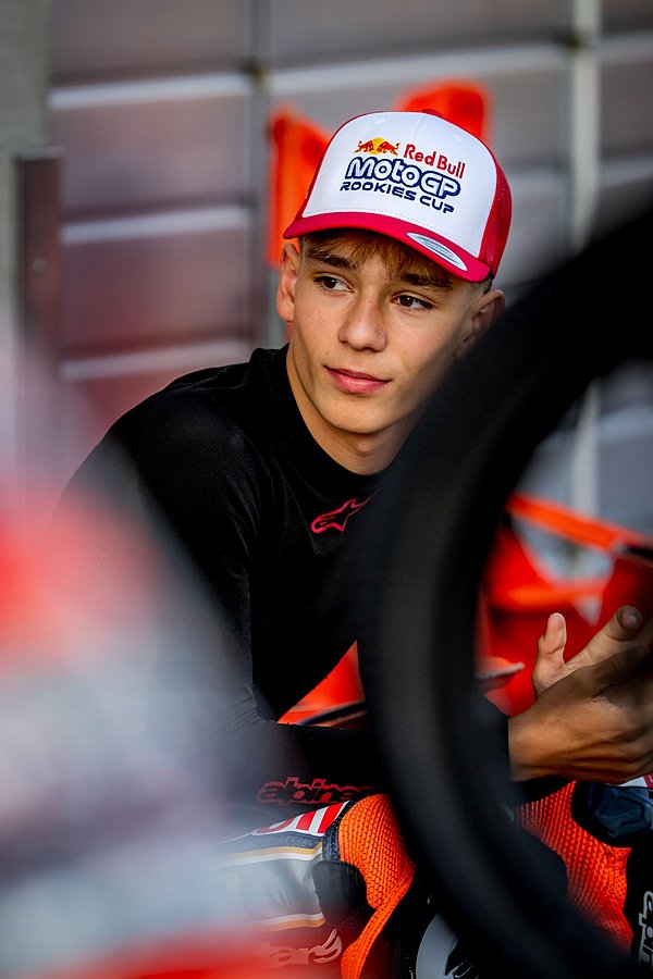 Fynn Kratochwil, Spielberg 2026 Fynn Kratochwil sitzt in Rennkleidung und Red-Bull-MotoGP-Rookies-Cup-Cap an einer Rennstrecke.