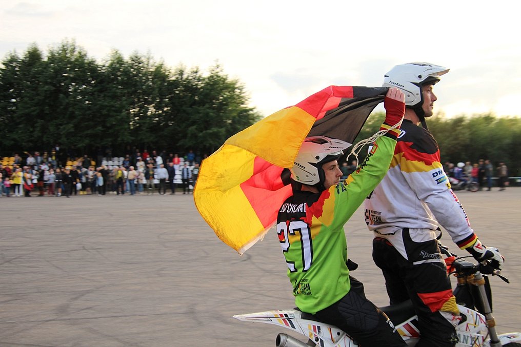 2 deutsche Motoball-Spieler feiern mit der Nationalflagge bei der EM 2026 in Skuodas.