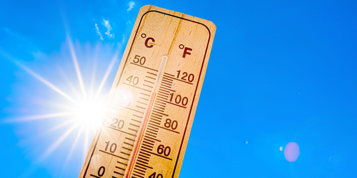 Blauer Himmel mit strahlender Sonne und Thermometer mit hohen Temperaturen