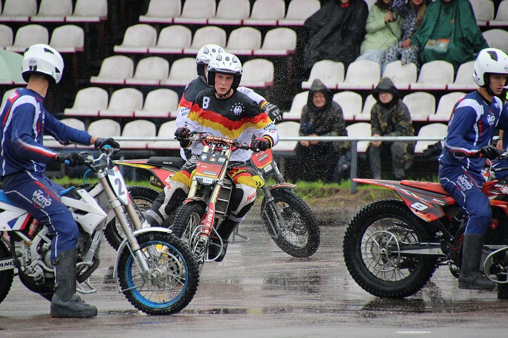 Motoball-Spieler im Regen während der EM 2026 in Skuodas.
