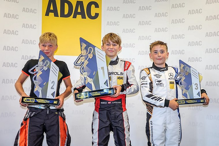 Top-Drei der Mini-Wertung Albert Poulsen, Leo Klok und Mikas Toro Lundsholm lächelnd mit ihren Pokalen zusammen