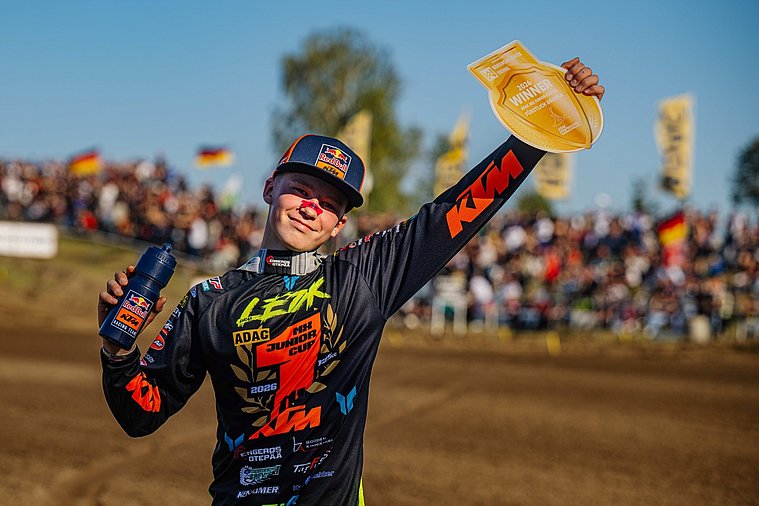 Leok krönt sich zum 125er-Champion Leok posiert in der Gewinnerpose