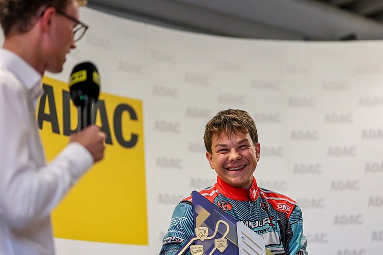 Oliver Staedtler gewinnt den KZ2-Cup Oliver Staedtler lächelnd mit seinem Pokal