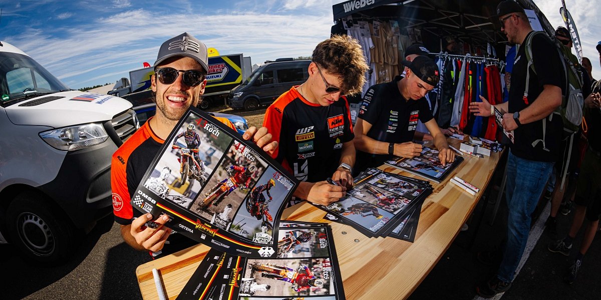 Fahrer am Tisch bei der Autogrammstunde am Saisonfinale des ADAC MX Masters