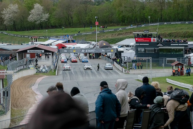 Die Rallyautos warten in der Boxengasse, dass es los geht 