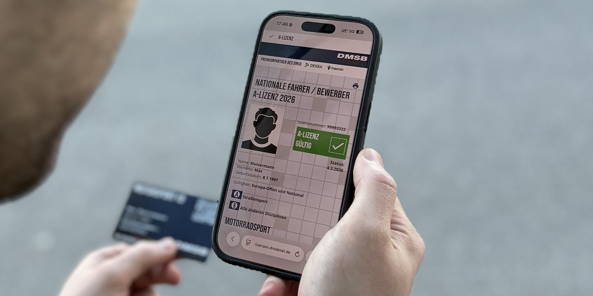 Digitale Lizenz & Motorsport-ID 2026 Mann mit Smartphone, auf dem eine digitale, gültige Fahrerlizenz des DMSB aufgerufen ist. In der Hand im Hintergrund hält er seine Motorsport-iD.