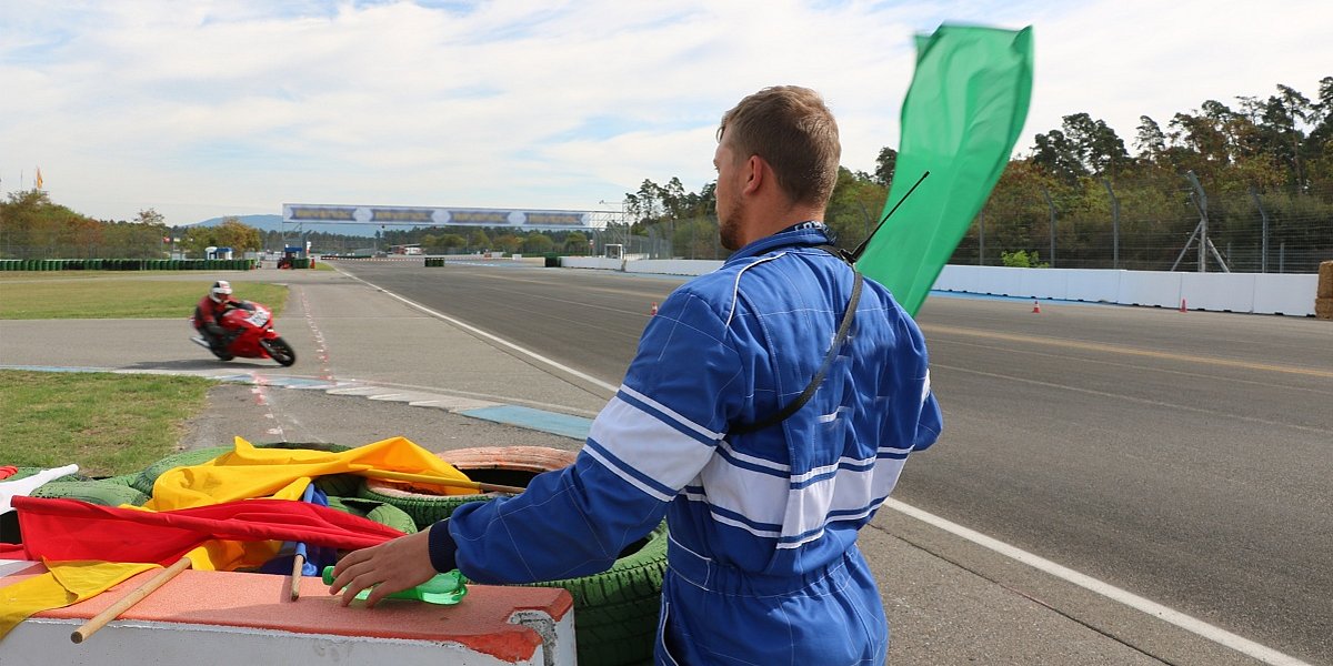 Sportwart der Streckensicherung Motorradsport