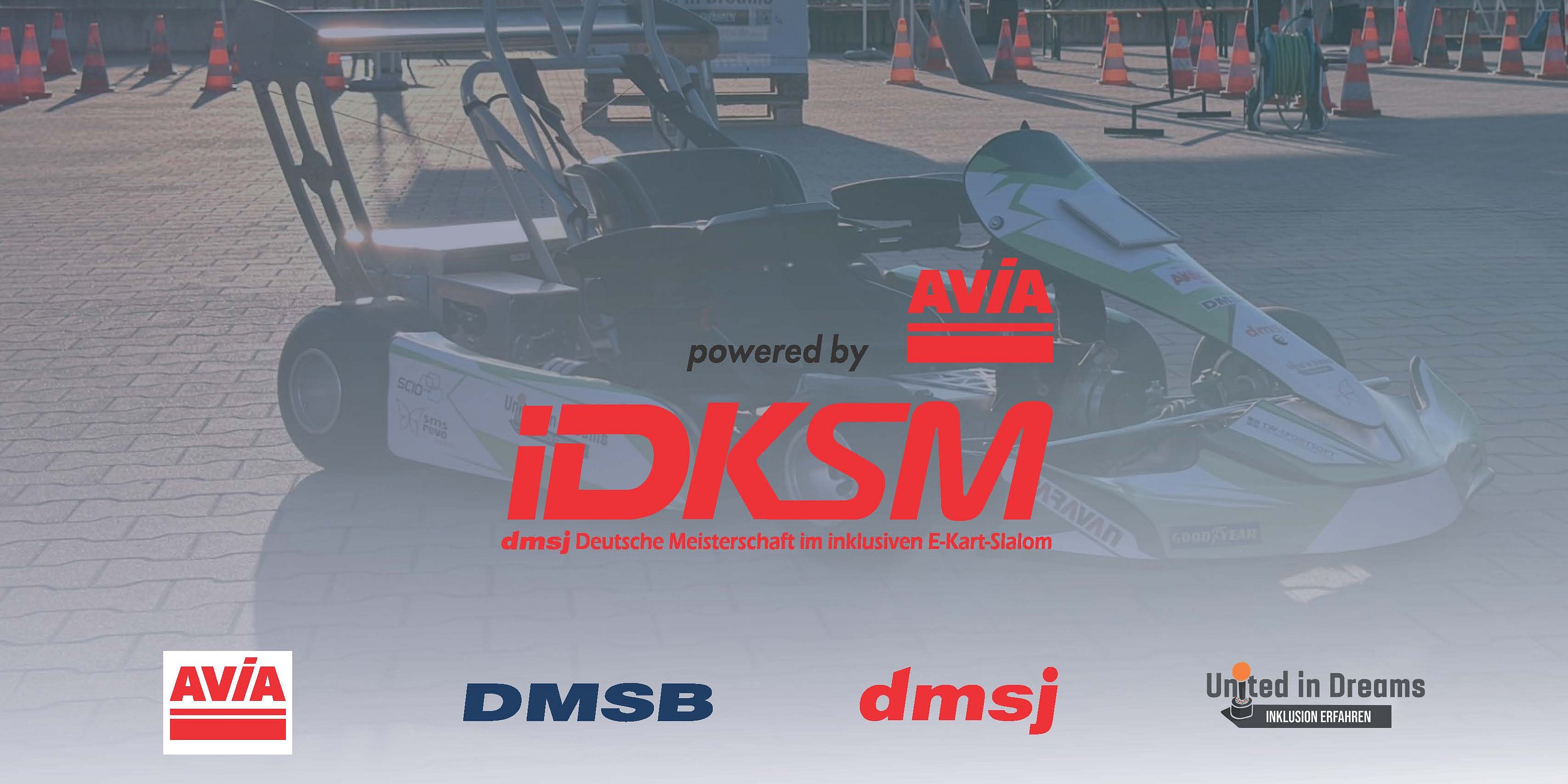 E-Kart auf einem sonnigen Platz mit Pylonen und Zeltaufbau im Hintergrund. Darüber liegt eine halbtransparente Grafik mit den Logos von der iDKSM powered by AVIA, DMSB, dmsj und United in Dreams.