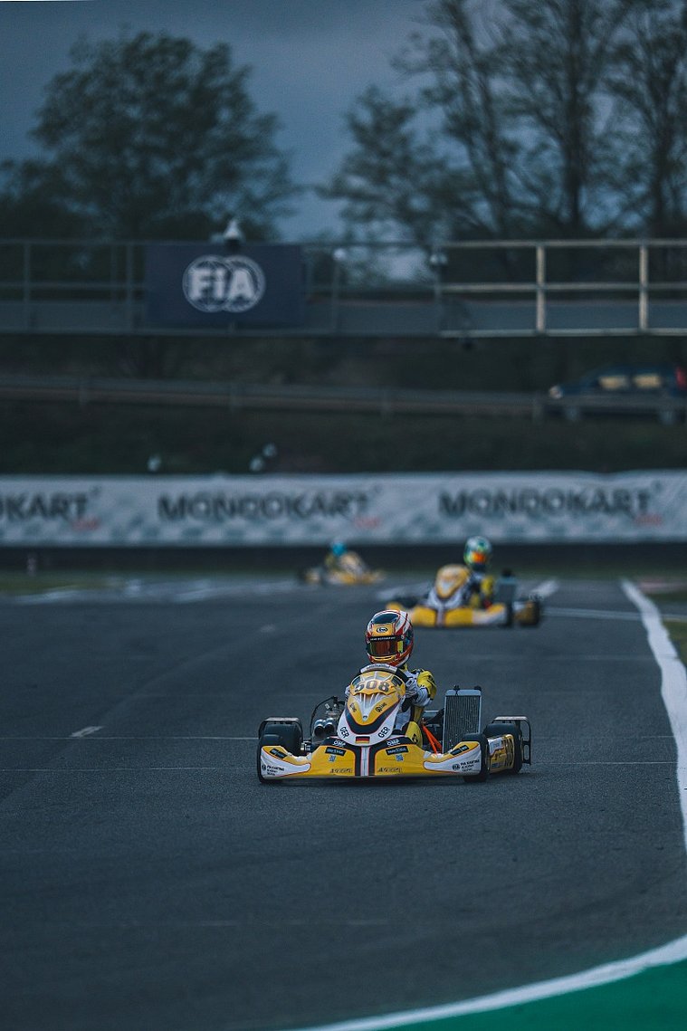 Stavros Tsotsos Francia im gelben Kart mit der Startnummer 508 auf der Rennstrecke. Stavros Tsotsos Francia im gelben Kart mit der Startnummer 508 auf der Rennstrecke, dahinter zwei weitere Fahrer.