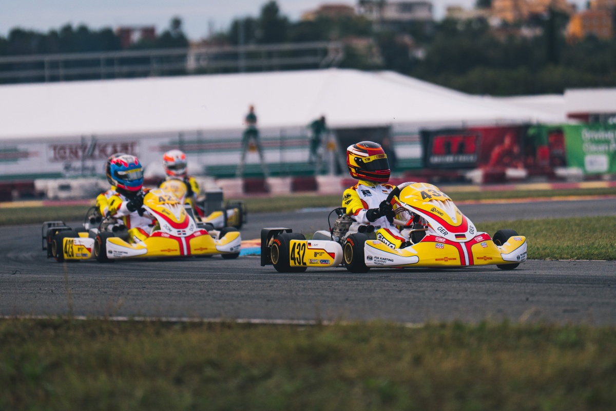 FIA Karting Academy Trophy Senior, Valencia 2026 – Constantin Papst FIA Karting Academy Trophy auf der Rennstrecke in Valencia: Mehrere Kartfahrer in gelb-weißen Karts fahren durch eine Kurve, im Vordergrund Deutschland Constantin Papst.