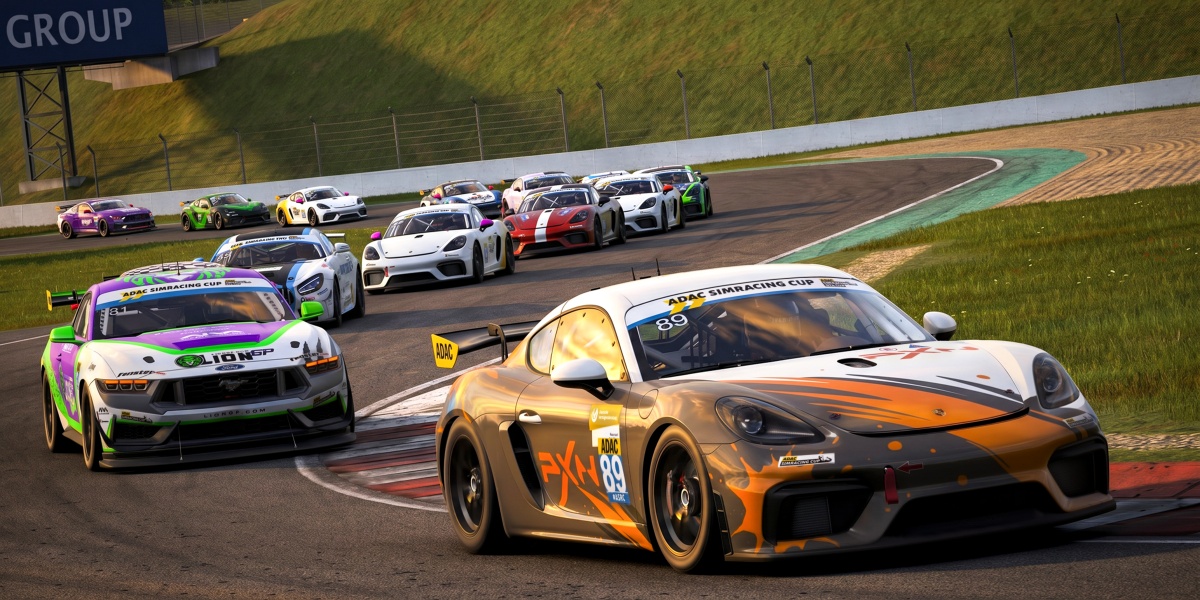 Virtuelle GT4-Rennautos auf einer Rennstrecke in Action.