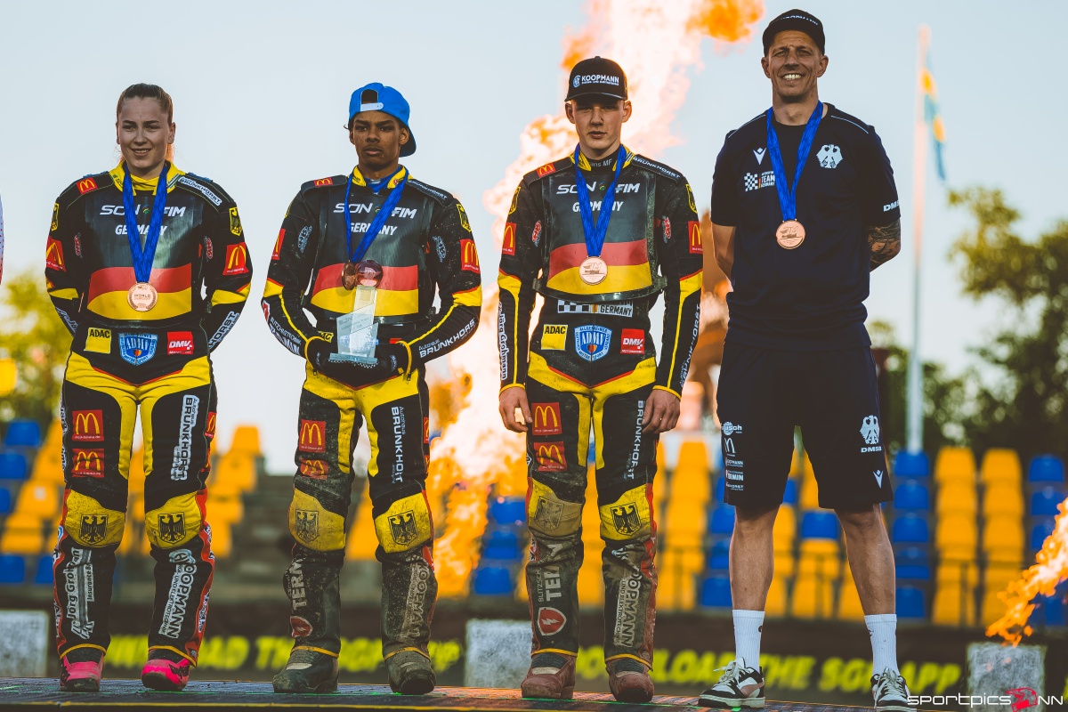 Motorsport Team Germany Speedway feiert Bronze auf Podium beim SON2 2026 Motorsport Team Germany nebeneinander auf dem Podium beim Speedway of Nations 2 in Prag 2026: Hannah Grunwald, Mario Häusl, Janek Konzack und Teammanager Mathias Bartz feiern Bronze.