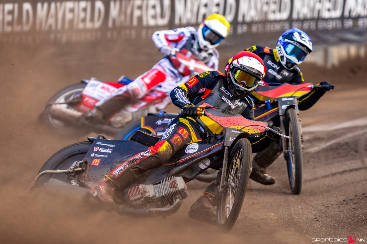 Motorsport Team Germany beim Speedway of Nations 2 in Rennaction Motorsport Team Germany beim Speedway of Nations 2 in Rennaction: Deutscher Fahrer in der Kurve im Kampf um Positionen auf der Sandbahn.