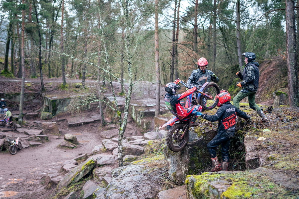Trial Training Großheubach 2026 Motorrad-Trial mit mehreren Personen an einer felsigen Waldstrecke
