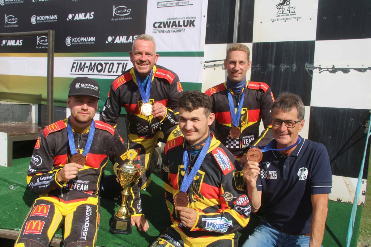 Mit Bronze kehrte die deutsche Nationalmannschaft 2025 von der „Longtrack of nations“ nach Hause. Gruppenfoto Deutsche Nationalmannschaft der „Longtrack of nations“ 2025 mit Bronzemedaillen