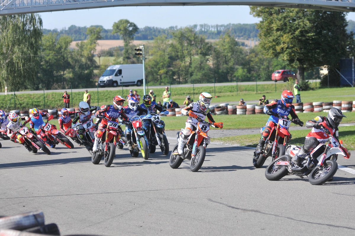 Supermoto, Start der S1-Klasse Supermoto Bikes beim Start ins Rennen auf einer Asphaltstrecke